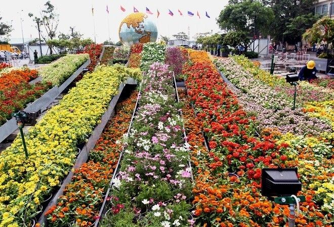 Xuyên suốt công trình là các tiểu cảnh thể hiện sự đoàn kết, chung sức được bố trí theo cụm, bổ sung cho nhau tạo nên quang cảnh đa sắc màu.