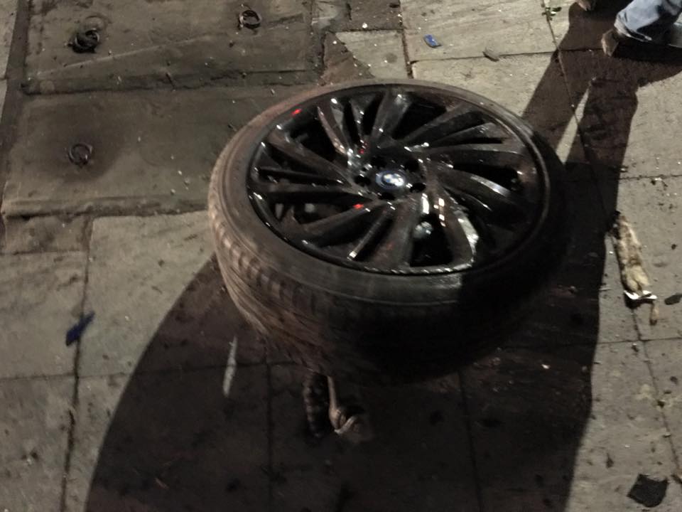 Bánh xe nằm chơ vơ trên vỉa hè.
