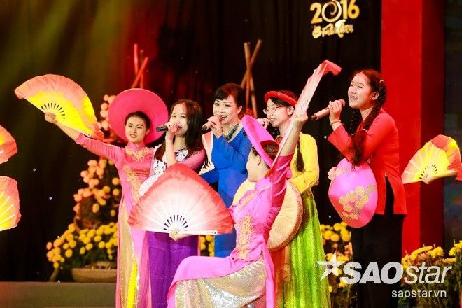 Phương Thanh hòa giọng cùng các giọng ca trẻ trong một bài hát ý nghĩa.