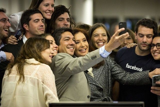 Ngày 6/5/2014, Tổng thống Argentina Cristina Fernández tham quan văn phòng Facebook và vui vẻ chụp ảnh cùng nhân viên.