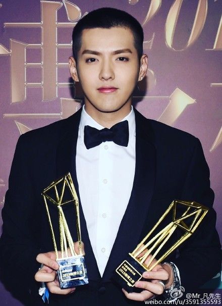 Ngôi sao 25 tuổi bên 2 giải thưởng lớn ở Weibo.