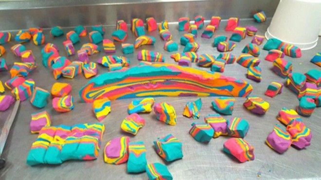 banh-mi-bay-sac-cau-vong-2