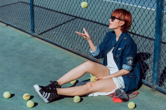 Áo pull và coat jean chưa bao giờ lài lỗi mốt, chuẩn sporty style thì một trong những item must have phải là sneaker khỏe khoắn. Đừng quên chiếc túi có đính fur điệu đà màu cam hồng neon bắt mắt làm điểm nhấn nữa nhé.