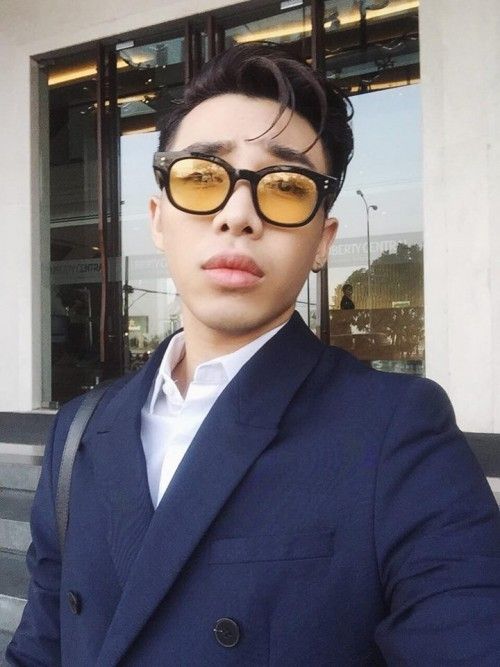 Stylist Hoàng Ku cực bảnh trai trong chiếc kính Gentle Monster tròng cam.