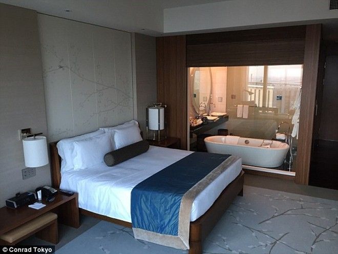 Ngoài ra, nhân viên khách sạn cũng rất tinh ý khi để lại những dòng ghi chú và những chú gấu nhỏ làm quà lưu niệm khi phục vụ thức ăn trong phòng. Những món ăn trông ngon hơn hẳn nhờ sự quan tâm chu đáo của họ.