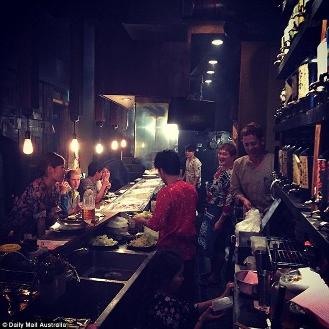 Sau một ngày dài thăm thú khắp nơi, ai cũng sẵn sàng tạt vào một cửa hàng bán đồ ăn Nhật truyền thống để "lấp bụng". Bạn sẽ không phải thất vọng một chút nào khi đến quán Jamo Yakitori ở Roppongi nổi tiếng với món gà nướng. Thực khách sẽ không thể nào quên được vị đậm đà của những xiên thịt gà nướng trên bếp than hồng, ăn với nước sốt và nhấm nháp chút rượu sa kê được lấy từ những thùng gỗ khổng lồ, dung tích lên đến 1,8 lít.