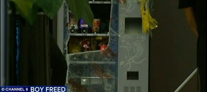 Họ đã phải mài các góc bén và cắt máy bán hàng tự động trong nhiều giờ đồng hồ để giải cứu nạn nhân.