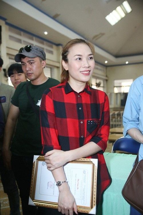 Đi cùng Mỹ Tâm trong chuyến thiện nguyện lần này, bên cạnh các thành viên của quỹ từ thiện Mỹ Tâm Foundation còn có sự tham gia của đông đảo người hâm mộ, tình nguyện viên và đặc biệt là anh trai ruột của nữ ca sĩ. Nữ chủ nhân của thương hiệu thời trang Nightingale sẽ tiếp tục có chuyến từ thiện tại quê nhà Đà Nẵng vào ngày 3/2.