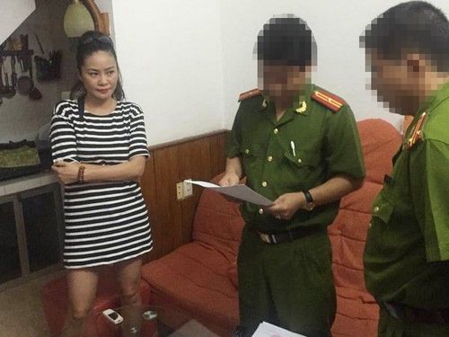 Cảnh sát đọc lệnh bắt