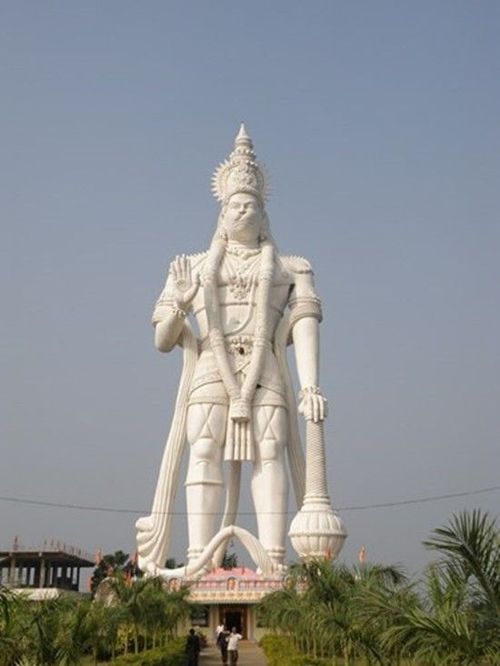 Bức tượng có tên đầy đủ là Veera Abhaya Anjaneya Hanuman Swami, được khánh thành năm 2003.