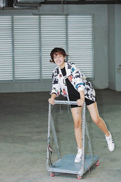 Cô bạn cũng diện thử bomber jacket như G Dragon trong MV Loser.