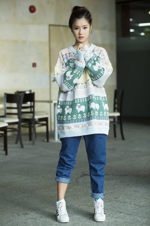 Sweater len rộng kèm jean baggy kèm sneaker thoải mái.