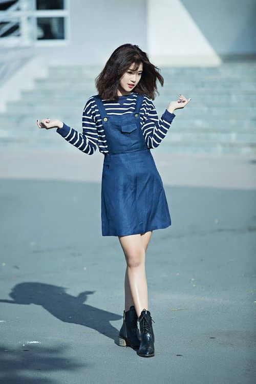 Yếm jean xanh cùng áo kẻ tay dài thì sao ?