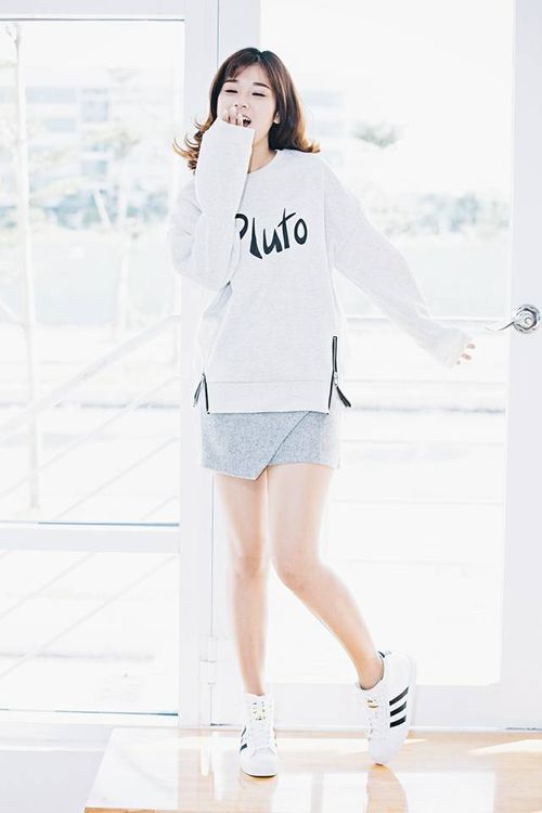 Phá cách hơn với sweater trắng kèm chân váy xám zipper cá tính.