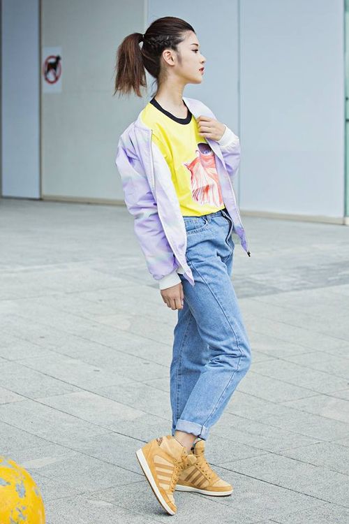 Một cuộc chơi màu sắc khá thú vị với T shirt vàng cùng khoác tím nhạt, boyfriend jean cùng giày màu da bò.