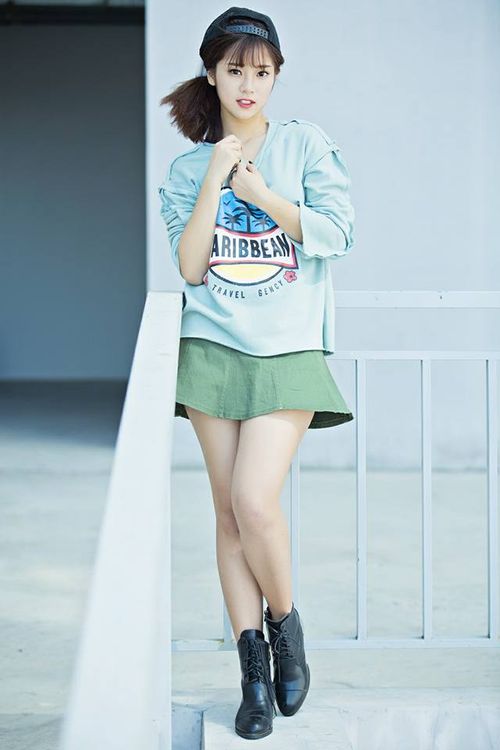 Sweater xanh ngọc kèm váy ngắn xanh đậm kèm giày đen cột dây là một lựa chọn ổn.