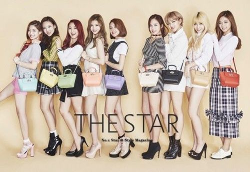 TWICE trong một chiến dịch quảng cáo túi xách.