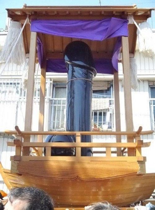 Linh vật của lễ hội làm bằng gỗ và sơn màu thép như trong truyền thuyết.