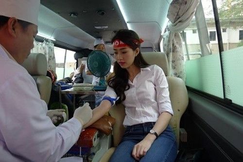 Hiện tại, hoa hậu sinh năm 1991 rất được lòng người hâm mộ nhờ vẻ ngoài không tì vết, luôn biết cách giữ gìn hình ảnh, phong cách thời trang quý phái và mối tình đẹp nhưng chẳng ồn ào với bạn trai đại gia.