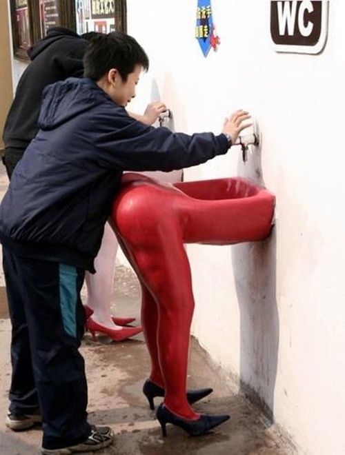 Bồn rửa tay có hình dáng những bờ mông gợi cảm.