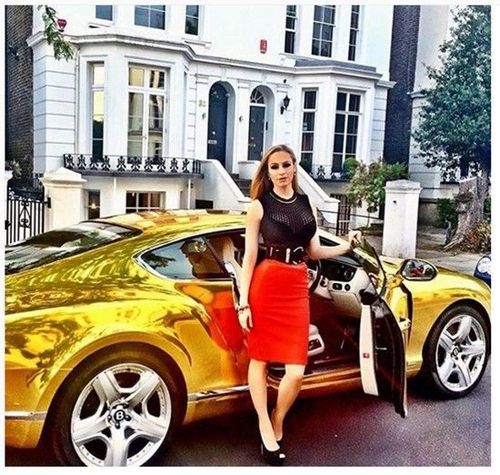 Sắm siêu xe Bentley không phải chuyện lớn, nhưng đúng chất nhà giàu thì xe và trang sức phải hợp rơ mới được.
