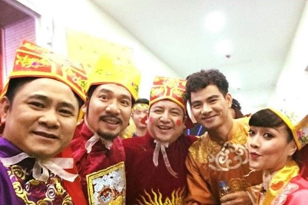 Trong khi đó, trang phục của dàn diễn viên Táo quân gồm: Tự Long, Quang Thắng, Chí Trung và Vân Dung (từ trái qua phải) cũng được tiết lộ.