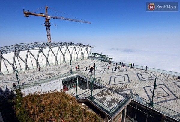 Quang cảnh rộng lớn và tuyệt đẹp tại nhà ga cáp treo.