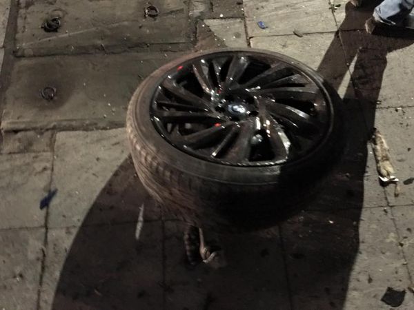 Bánh xe nằm chơ vơ trên vỉa hè.