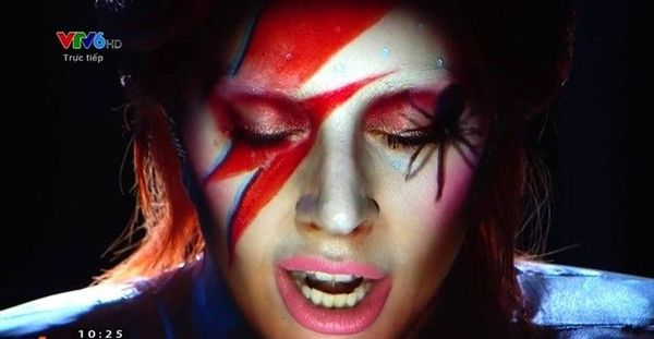 Lady Gaga với tạo hình của David Bowie
