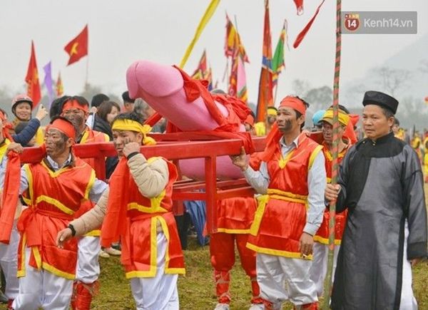 "Tàng thinh" là linh vật của người đàn ông có chiều dài 1m, đường kính hơn 40cm và nặng hơn 1 tạ, làm bằng gỗ.