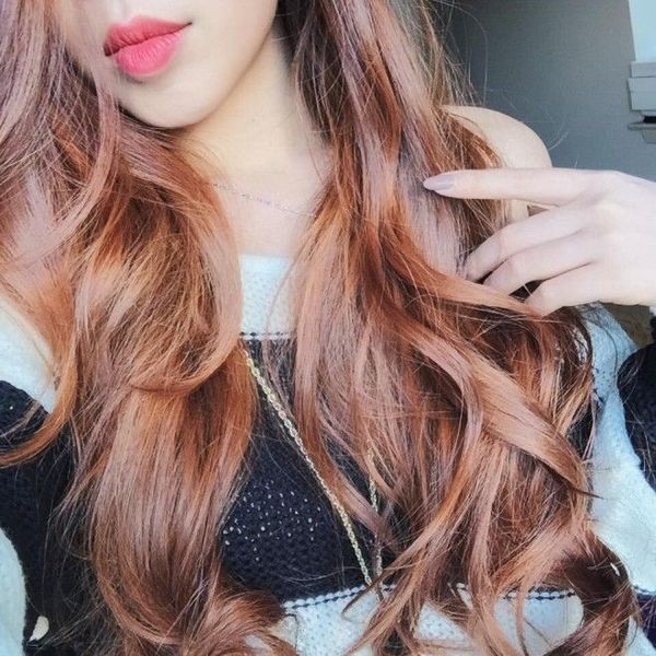 Còn một em son khác cũng được nàng Change tiết lộ là mê đắm không ngừng nghỉ, đó là em Bonjour Rouge Edition Velvet, thỏi son làm nàng ta quyết định làm video swatch đầu tiên, đây là một thỏi son lì dạng nước, một thỏi son dù đã cũ nhưng vẫn chưa bao giờ hết hot.