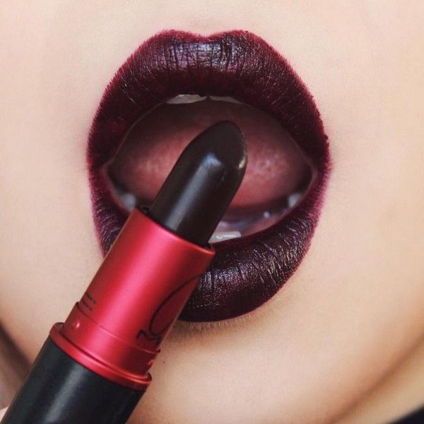 Viva Glam Lipstick là thỏi son kinh điển, với danh sách 9 chất son vô cùng nổi tiếng của hãng son môi MAC, là Amplified, Amplified Cream, Creamsheen, Frost, Glaze, Lustre, Matte, Retro Matte và Satin.