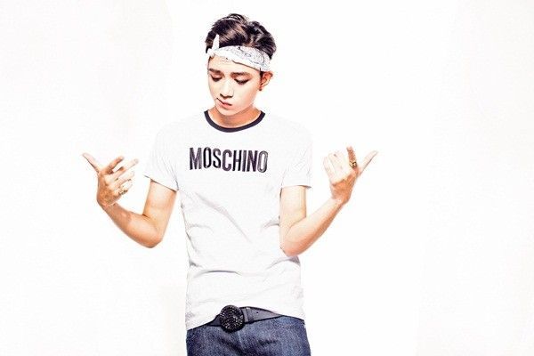 Với kiếu tóc vuốt lên hết tóc kèm khăn turban thế này trông Sơn rất đáng yêu.