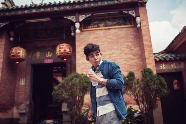 Đơn giản mà thu hút trong outfit jean coat và shirt kẻ sọc.