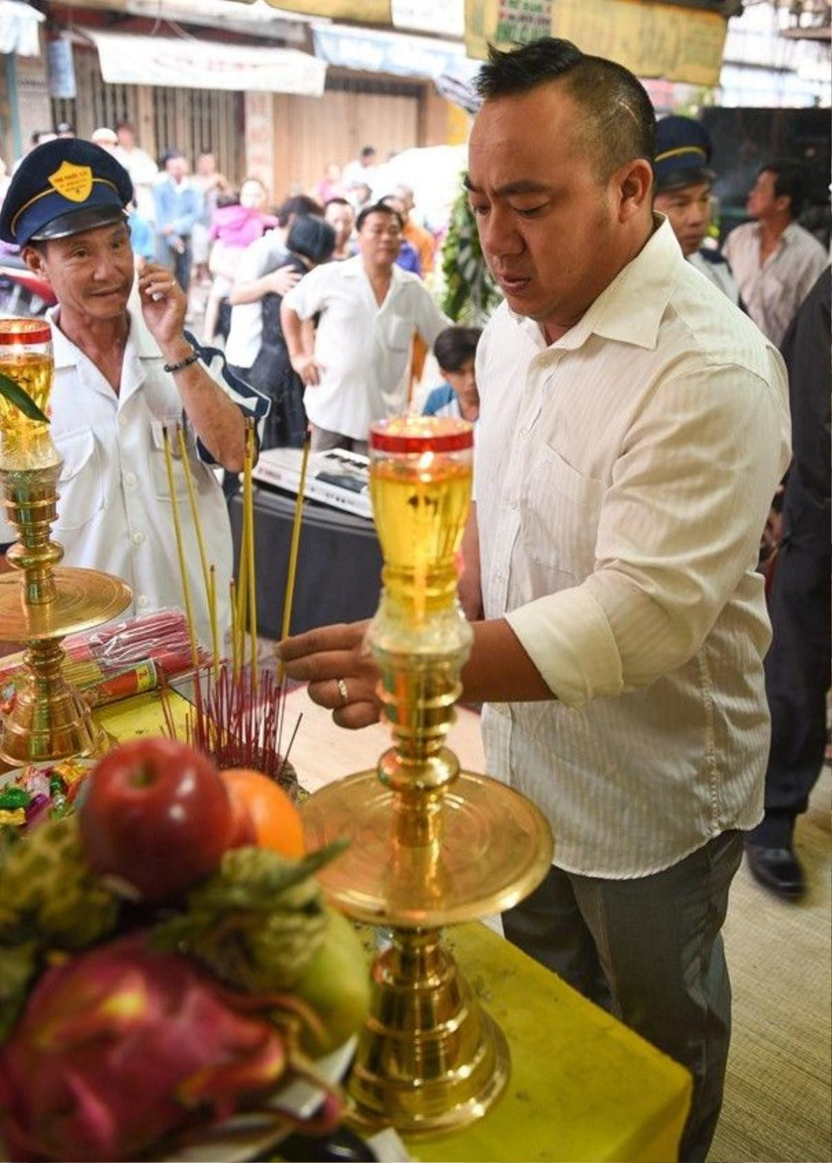 Với Hiều Hiền, ông bầu Duy Ngọc không chỉ gắn bó với anh mà còn có thời gian dài đi diễn chung với mẹ anh - nghệ sĩ Kim Ngọc.