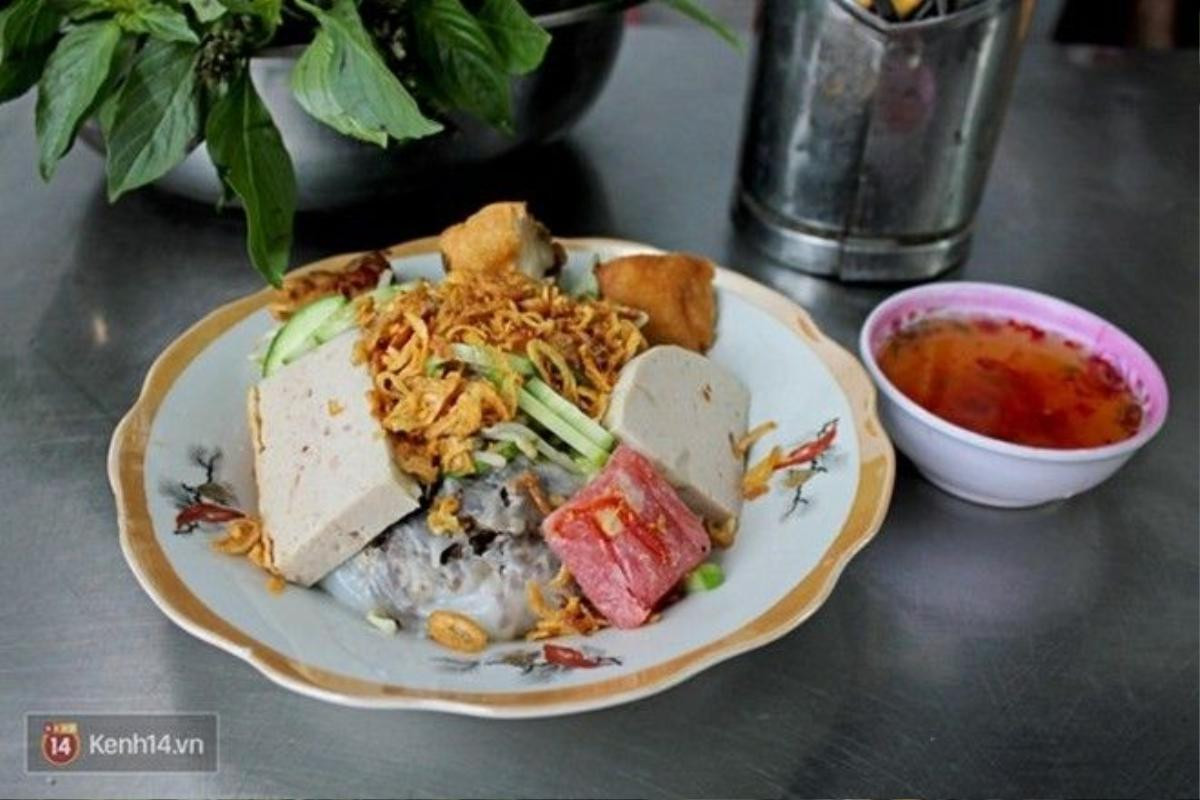 Bánh cuốn Sài Gòn thường có nhiều món ăn kèm như chả giò, nem, bánh tôm.