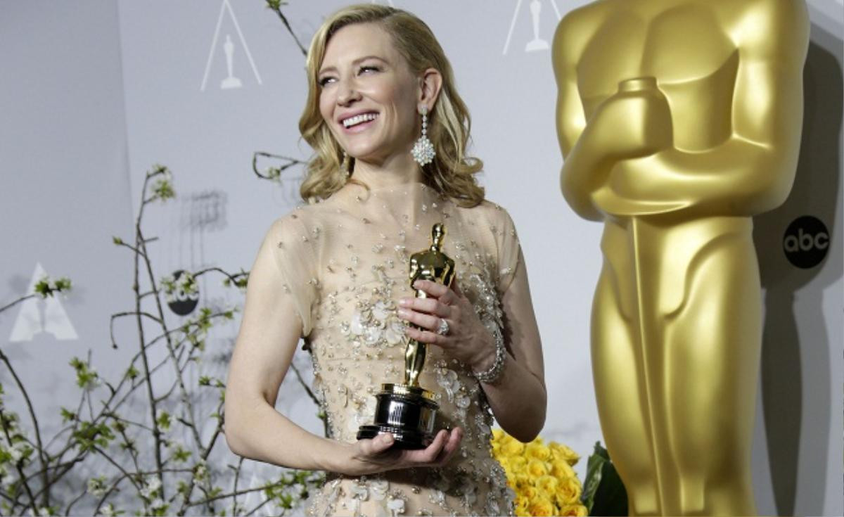 MCT AND WIRE SERVICES OUT. NO SALES. TRIBUNE NEWSPAPERS, WEBSITES AND TELEVISION STATIONS ONLY. THIS PHOTO IS EMBARGOED UNTIL THE CONCLUSION OF THE ACADEMY AWARDS SHOW. IT CANNOT BE POSTED ON THE INTERNET OR ELSEWHERE UNTIL SUCH TIME....... HOLLYWOOD, CA March 2, 2014. Cate Blanchett with her Oscar for Best Actress in a Leading Role (Blue Jasmine) in the press room during the 86th Annual Academy Awards on Sunday, March 2, 2014 at the Dolby Theatre at Hollywood & Highland Center in Hollywood, CA. (Lawrence K. Ho / Los Angeles Times)