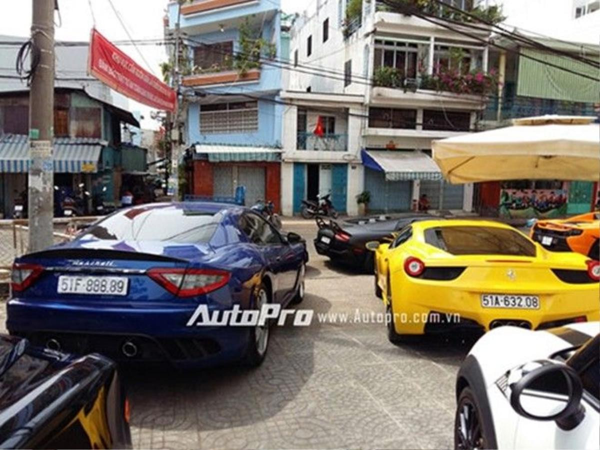 Bộ đôi Ferrari 458 Italia vàng và Maserati Granturismo MC Stradale khoe dáng cùng nhau. Chiếc Maserati Granturismo MC Stradale trong bộ áo xanh dương nổi bật với biển kiểm soát "tứ quý 8". Đây cùng là chiếc Granturismo MC Stradale đầu tiên được phân phối chính hãng.