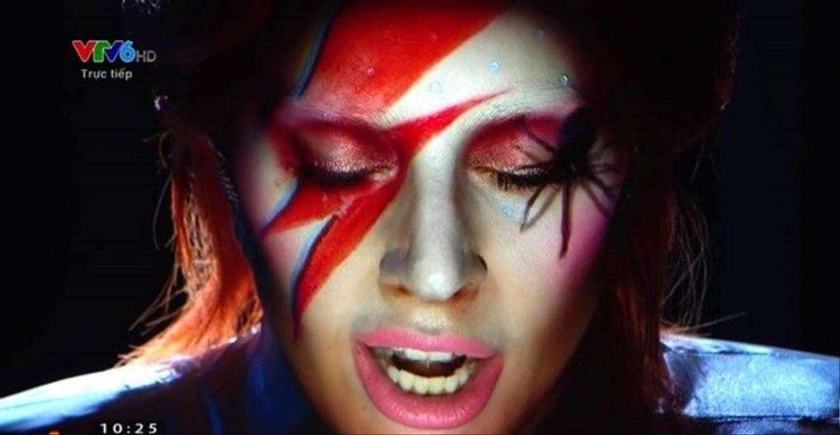 Lady Gaga với tạo hình của David Bowie