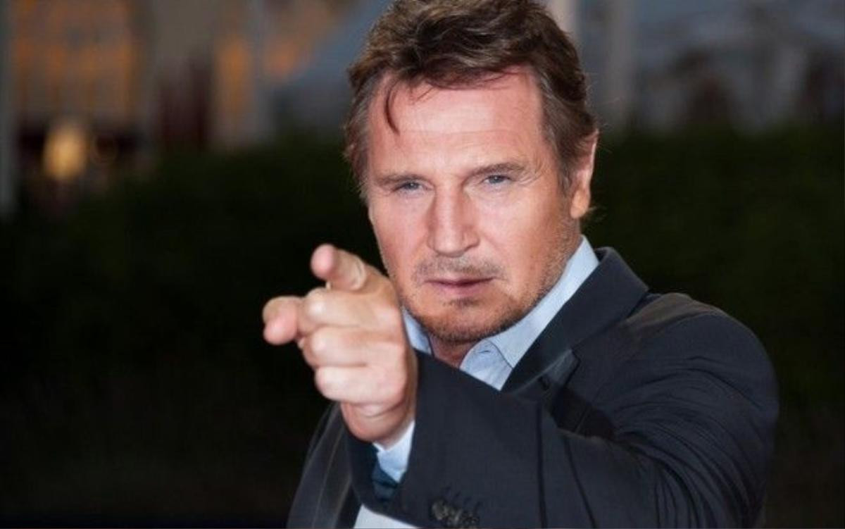 Liam_Neeson_pointing