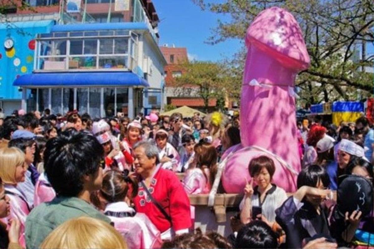 “Của quý” màu hồng mang tên Elizabeth là món quà từ câu lạc bộ Elizabeth Kaikan ở Tokyo cho ngôi đền.