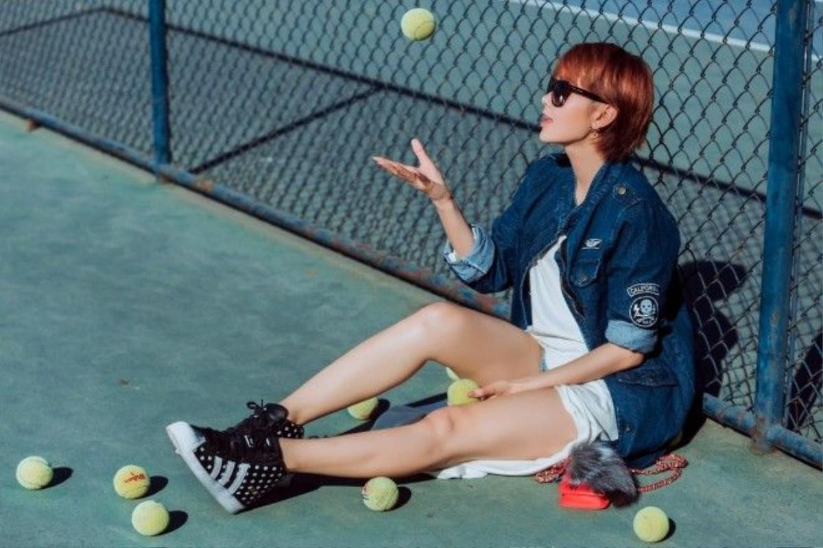 Áo pull và coat jean chưa bao giờ lài lỗi mốt, chuẩn sporty style thì một trong những item must have phải là sneaker khỏe khoắn. Đừng quên chiếc túi có đính fur điệu đà màu cam hồng neon bắt mắt làm điểm nhấn nữa nhé.