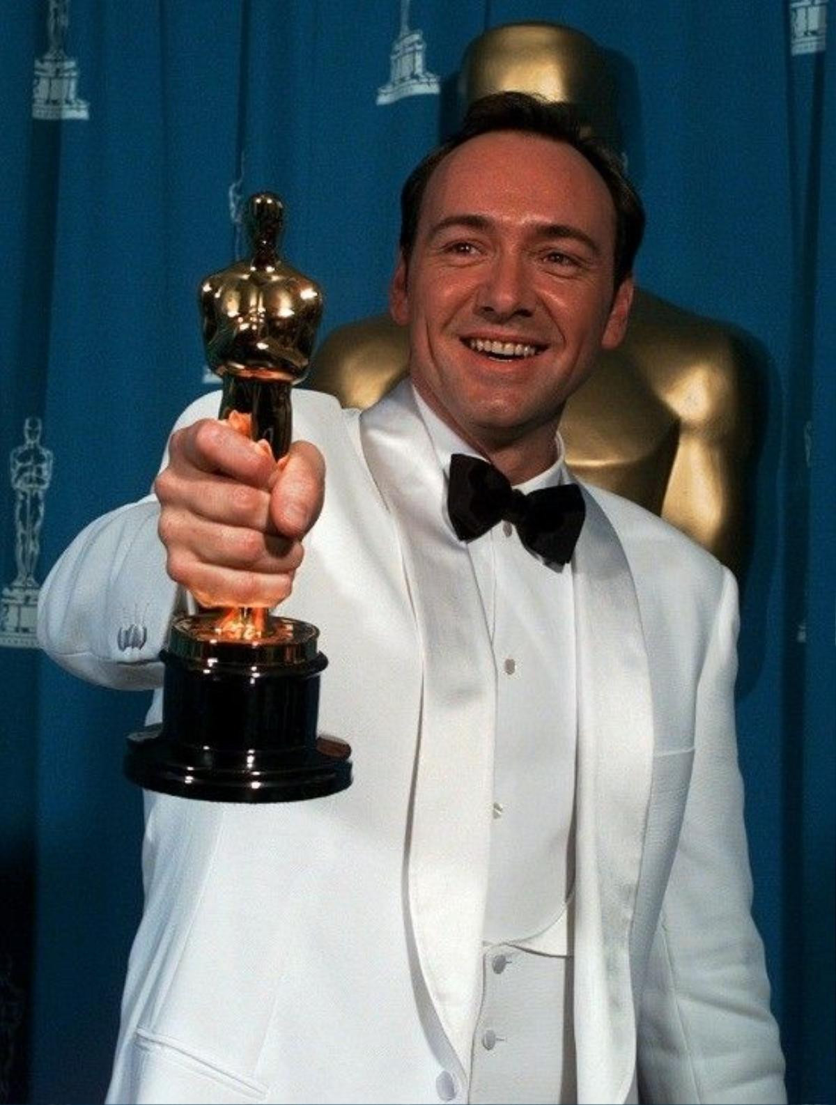 Kevin Spacey smiles for photographers backstage after winning the Best Performance by an Actor in a Supporting Role at the 68th Academy Awards at the Music Center in Los Angeles, Monday, March 25, 1996. (AP Photo/Reed Saxon)