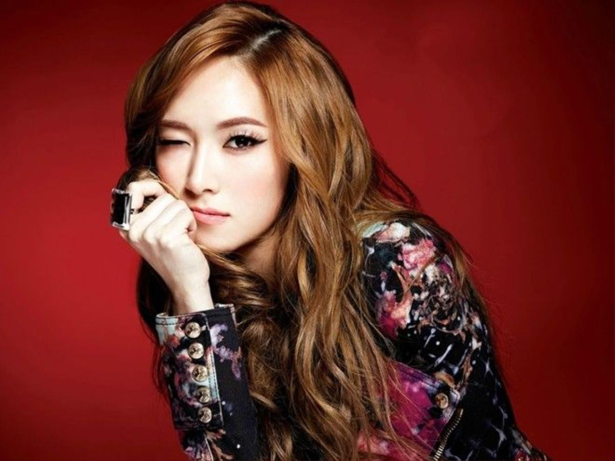 Về phía cựu thành viên SNSD cũng có một thông báo chia sẻ trên trang cá nhân: "Xin chào mọi người, tôi là Jessica. Tôi muốn thông báo với tất cả các bạn rằng hợp đồng giữa tôi và SM đã kết thúc. Tôi trân trọng quãng thời gian hoạt động trong SM và chúc công ty liên tục phát triển. Cảm ơn mọi người đã luôn dành tình cảm và sự ủng hộ cho tôi. Tôi sẽ cố gắng không làm phụ lòng người hâm mộ".